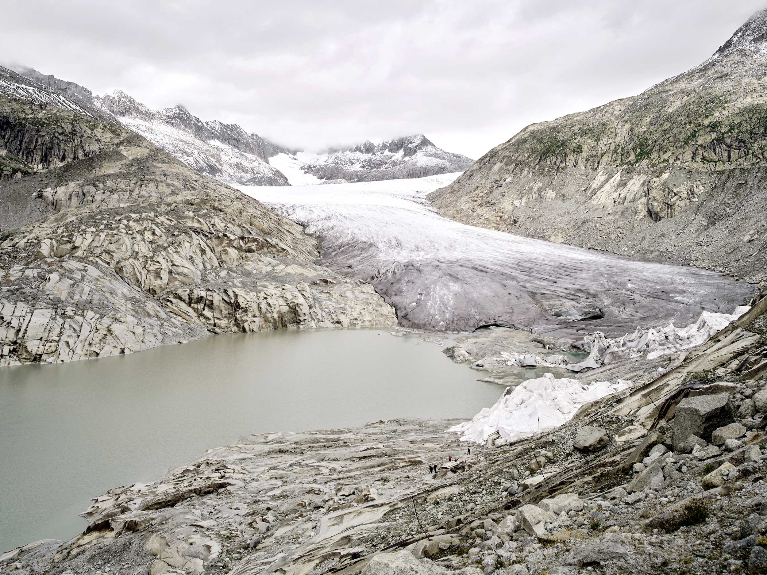 Rhonegletscher (Glacier du Rhone) mit letzten Resten der Eisgrotte am Furkapass, Kanton Wallis, Schweiz | Free Work 2023