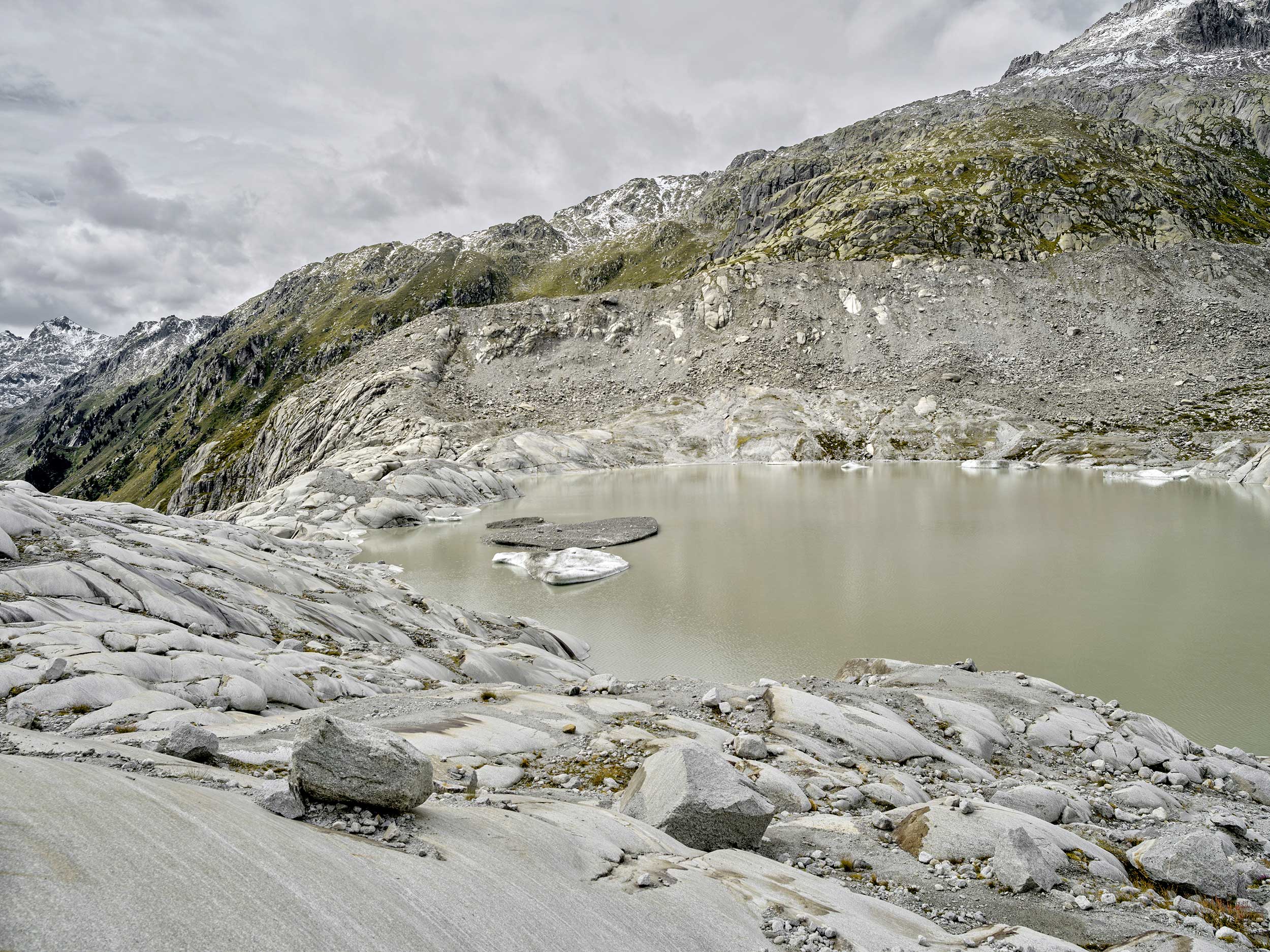 See mit Bruchkante am Rhonegletscher (Glacier du Rhone) am Furkapass, Kanton Wallis, Schweiz | Free Work 2023